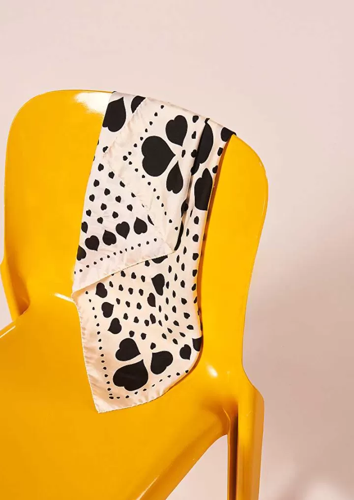 Foulard Estee En Soie Ecru Avec Coeurs A Pois Noirs^TARA JARMON New
